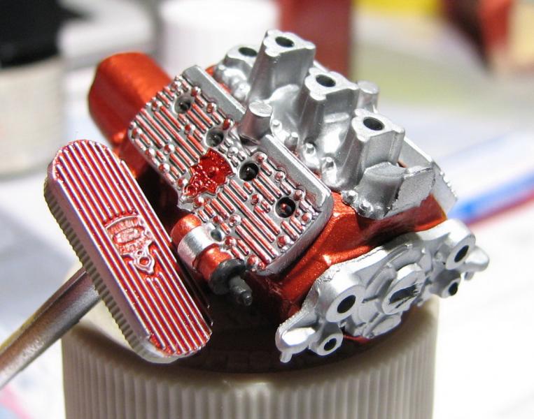 48 Ford 193

A motor alapszínnek a kaszni szinét kapta. A vezérlő fedele és a felömlő amire a 3 karburátor kerül az Alclad Semi Matte Aluminium. A hengerfejek és a légszűrő Alclad White Aluminium. A piros befolyatások és kihuzások Tamiya X-27 Clear Red-el készültek.