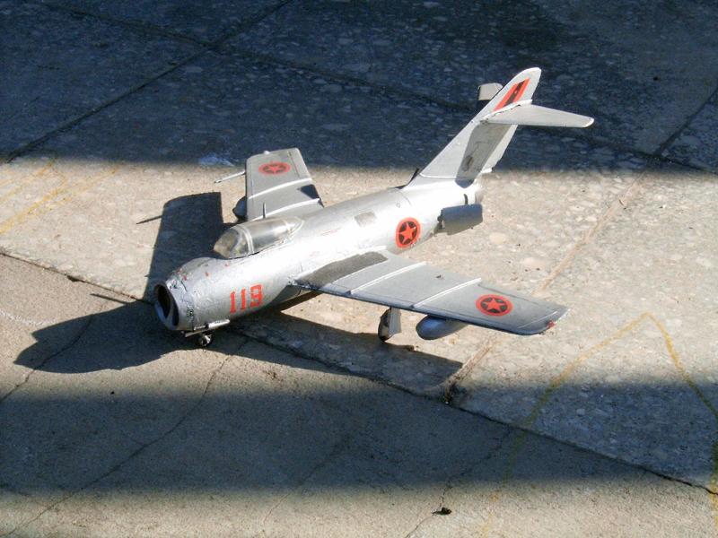 Eredetileg tchnokollal ragaszgattam fel rá a lengyel felségjeleket. Az albán jelzéssor csak később került fel rá,