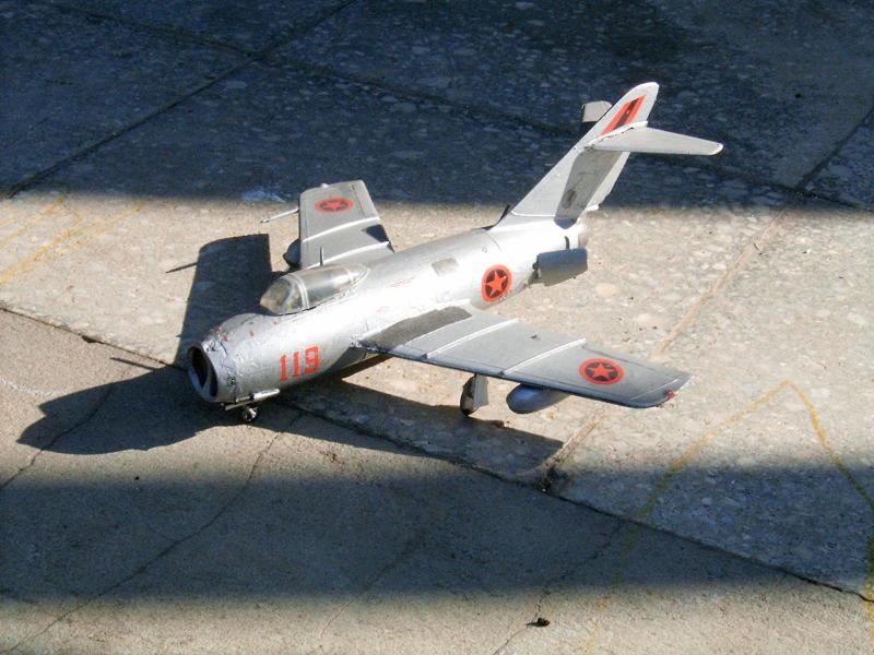 mig-15_oes2

Eredetileg tchnokollal ragaszgattam fel rá a lengyel felségjeleket. Az albán jelzéssor csak később került fel rá,