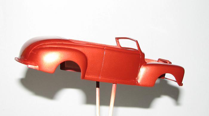 48 Ford lakkozva1

kicsit világosabb kép, bár szerintem ez így rosszabb mint a másik. most volt alkalmam végre élesben is kipróbálni a Gunze akril fényes lakkját. nagyon könnyü vele dolgozni, jól terül, hamar szárad. amikor felvittem a felületre nagyon szép fényes volt, de száradás után veszített a fényéből és a felület egyenletességéből is. talán némi polirral lehet segíteni rajta. ettől függetlenül szerintem egész jó a cucc. 