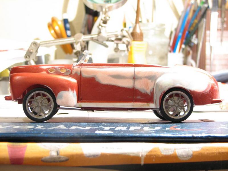 48 Ford 208

Ezt szántam alá, ez egy Mr. Model féle felni szett. Esztergált aluból van a külső része, maratásból pedig a középső mintás része. A féktárcsa szintén esztergált alu (ami a képen látszik), de ad hozzá maratott lyukacsos részt is, amit rá kell ragasztani a aluminium részre. Plusz ad hozzá még négy darab műgyanta féknyerget is, és természetesen a négy gumit is.