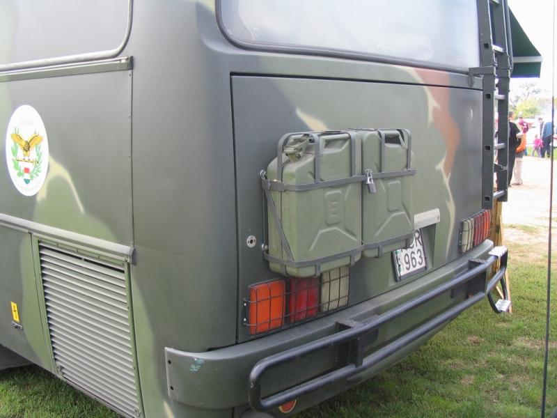 Ikarus - Magyar Honvédség

Hátul még megvadították két benzines kannával.