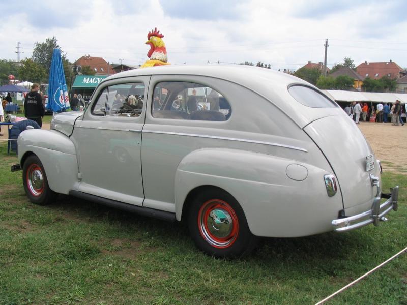 Ford Super Deluxe Sedan - 1941