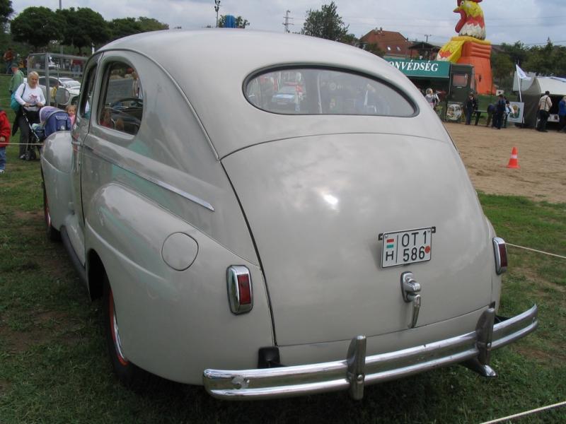 Ford Super Deluxe Sedan - 1941