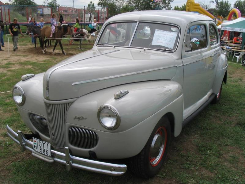 Ford Super Deluxe Sedan - 1941