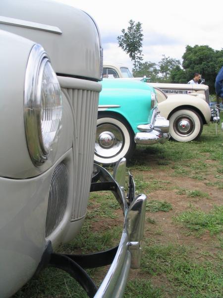 Orroljunk!

Közelről távolodva:
Ford Super Deluxe Sedan - 1941
Buick Super Eight - 1952
Packard 160 Super Eight - 1940