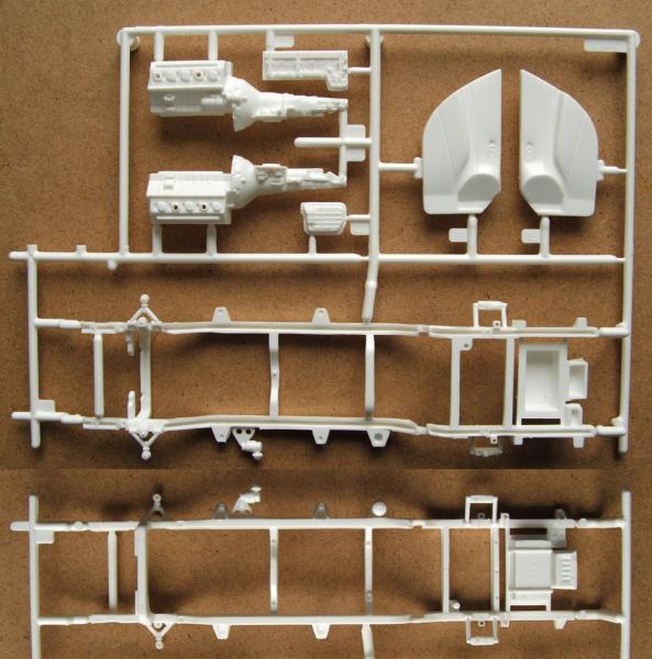 revell_dodge_sw_2

az alváz és a blokk. előbbit illik "zártszelvényesíteni". 2 pár lengőkar és 1-2 alkatrész rá van öntve, szerencsére van néhány jó fotó az alvázról, lehet itt is piszmogni