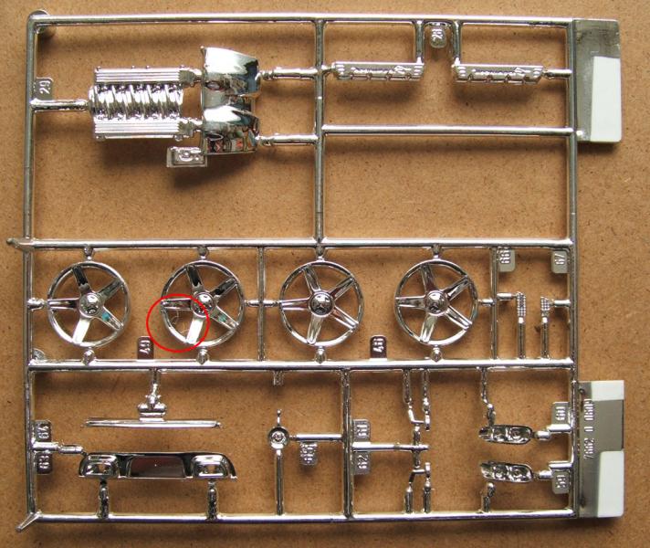 revell_dodge_sw_chrome2

a krómkeret. és egy kis LOL: krómszöszmösz, ami a fém felvitele előtt került oda :D vagy ez annyira nem vicces...?