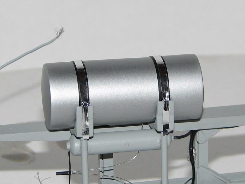 üzatankpánt

az alsó feketét az öntapis felével rátettem a tankra (teljesen körbetekertem). a krómcsíkot szintén a ragasztós felével rátettem a feketére, csak ezt alul és felül a tartóra ragasztottam, plusz némi pillanatragasztóval biztosítottam. 