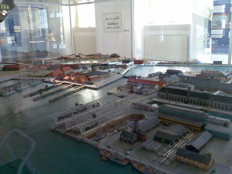 A jelenlegi dán haditengerészeti központ diorámája, 1:250

Kb. 4x3 méter, minden részletesen kidolgozva, lélegzetelállító. Volt két "testvére" is, azok az 1700-1800 körüli két hajógyárat mutatták be, ugyanebben a méretarányban