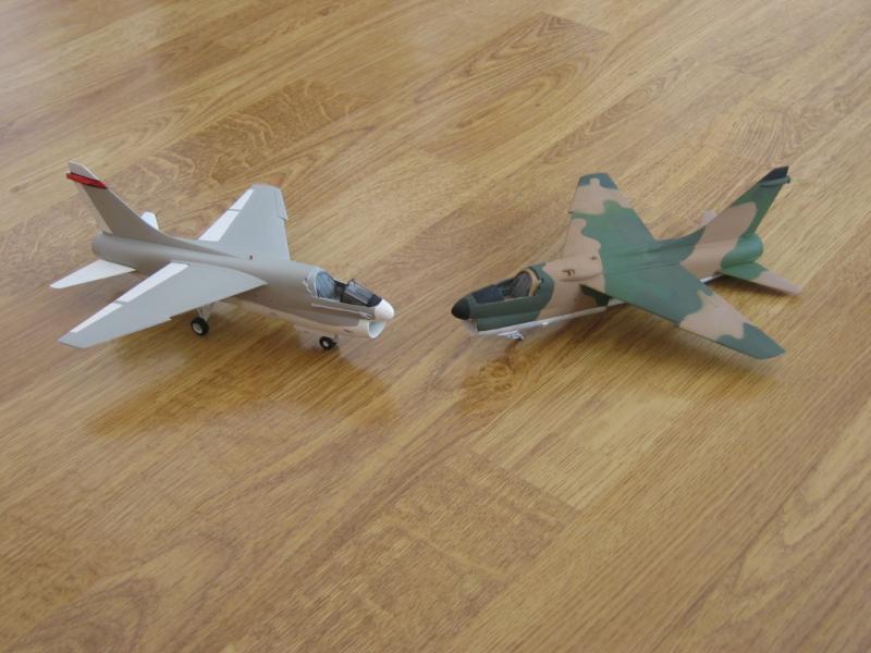 Kalózok egymás közt :)

Balról egy Italeri A-7D A-7E-re átalakítva, jobbról egy ESCI A-7D, A-7D-re átalakítva. :)