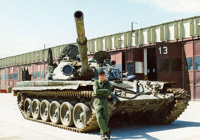 Hangár_elott_T-72

Hangár elôtt 92