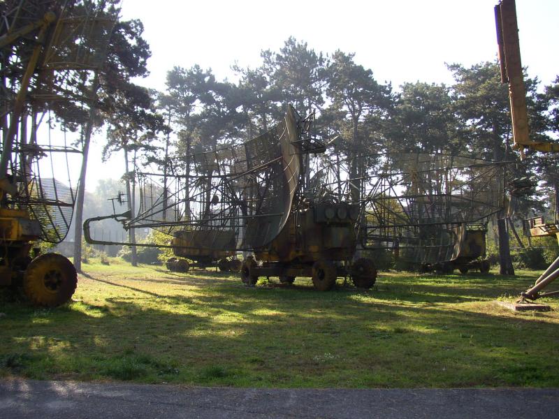 Kabina-66

5N87 típusú felderítő lokátor az MH 54. Veszprém Légtérellenőrző Ezred néhai laktanyájának radarparkjában. Már nincs hadrendben. Az 1980-as évek elejétől az 1990-es évek elejéig használta a Honvédség. Vesztét az egyre inkább elterjedő mobiltelefonok okozták.
 A Kabina-66 elnevezésű lokátorkomplexum része, mely állt két ilyen felderítő lokátorból és 2-4, vagy akár 5 PRV-13, vagy PRV-17 típusú magasságmérőből. Magyarországon 3db PRV-13 típusú magasságmérővel használták.