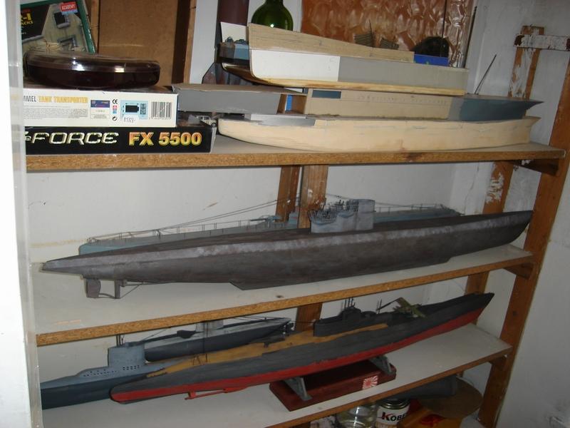 A hátsó zug, néhány munkámmal. Legalul a japán I-11, mögötte balra a type XXIII. A középső polcon a hatalmas U-123 és az U-31 (WW1), legfelül pedig elkezdett darabok, látható a Shinano törzse, ráhelyezve az USS Lexington (CV2)