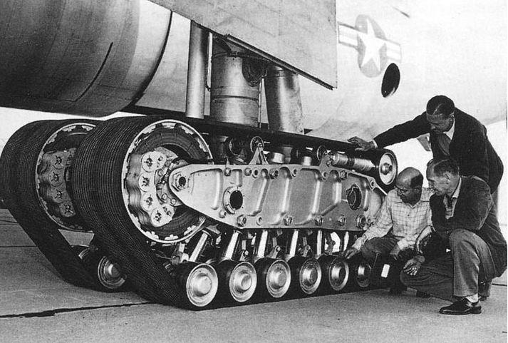 A B-36 kísérleti futóműve

A talajterhelés csökkentése érdekében kísérleteztek gumiszalagos futózsámollyal