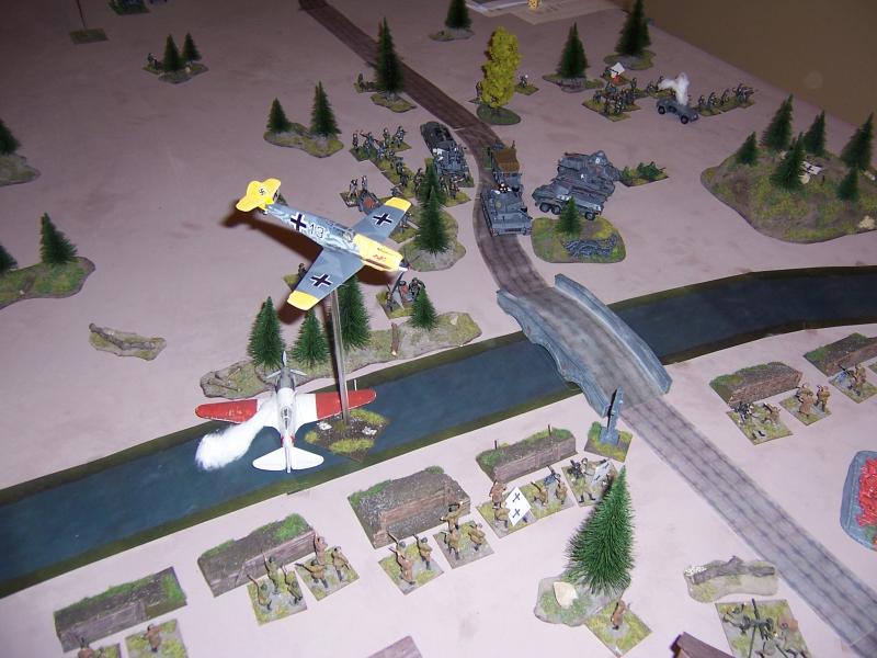 Usztje felett

A Bf-109 földi célpontra repül, miután a szovjet MiG-3-assal már végzett.