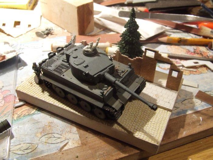 A tank helyének próbálgatása.
