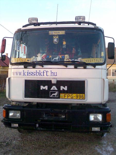 Mancika szemből