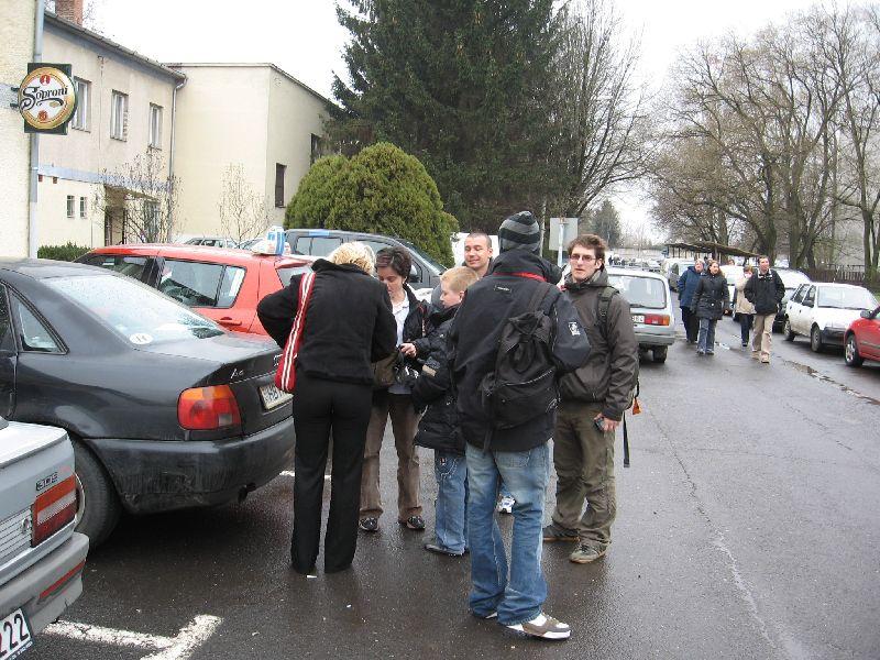 a banda indul a múzeumba.

Gyorsan ki is ürült, ahogy meglátták ezeket a formákat