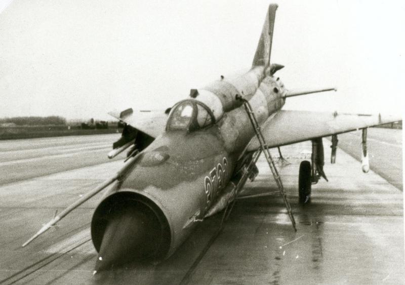 b MiG_21BIS_hu_3732_001