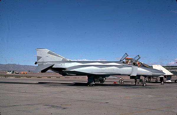 cj F-4C 63-7411 SUPER RARE 1977

Jó látszik a háttérben a SEA kamós F-4-es alsó színe, ami 36622.