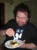 Brúnó örül,mert eszik!Uri Gellerre hajazva görbíti a teret a tányérja körül.