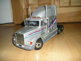 Italeri 738

A nagy kedvenc:
Freightliner FLD 120