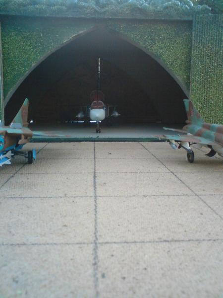  Bent a 24-es kint egy Mig 21 és 23 pihen..