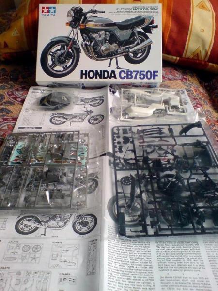 Honda CB750F001800

A doboz tartalma.