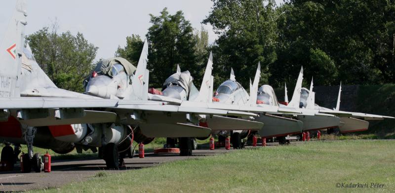 MiG-29

Az orosz államadósság 7 tagja így várakozik a földön állva