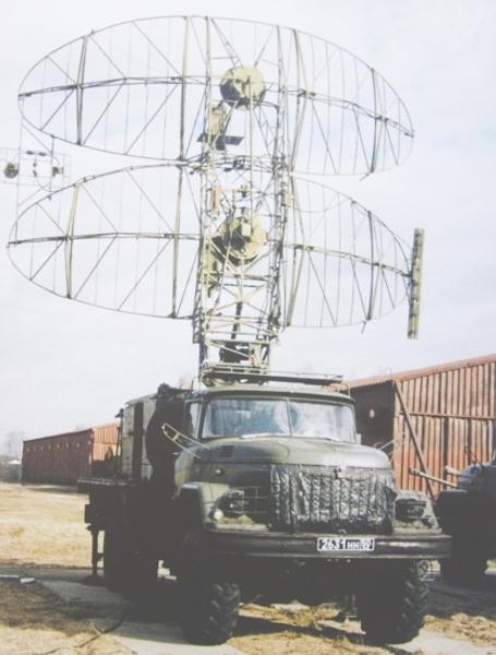 P-19: A teljes antenna-rendszer éppen háttal van, de jól lehet látni a szekunder lekérdezö rendszer plusz antennáit.