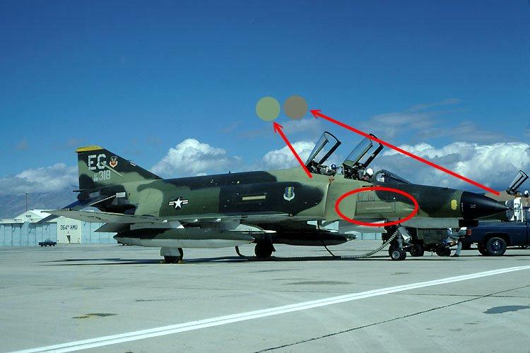 A képen kiemeltem a háttérben álló F-4 és az előtérben álló Phantom tanjét. Az első a sárgaborsó főzelék.