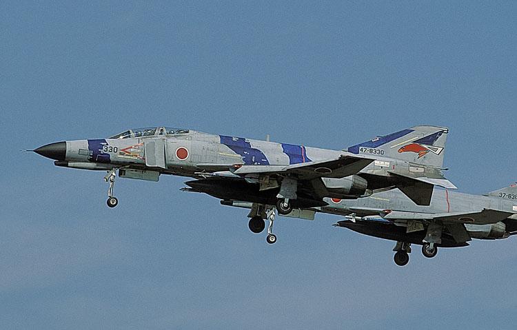 330_F-4EJ_302SQ_020527