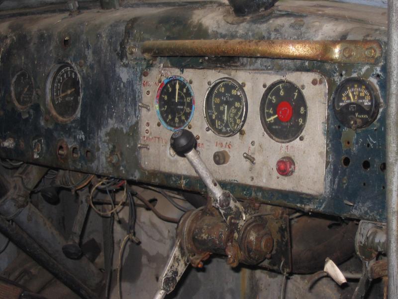 Ez az irányítópult volt a MAZ-200 anyósülése előtt. Ezzel kezelték a sugárhajtóművet.