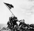 IwoJima_flag

A nevezetes jelenet, amikor kitűzik az amerikai zászlót a tengerészgyalogosok. 