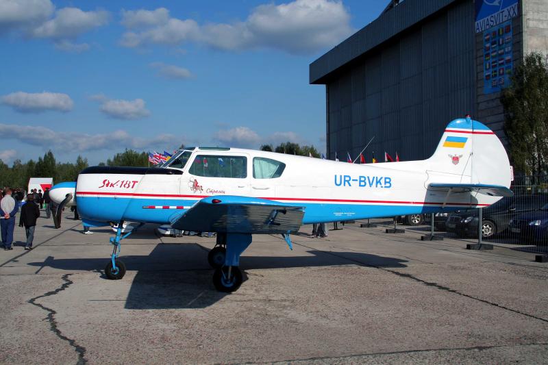 Jak-18T