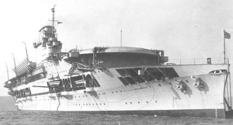 HMS Courageous repülőgép hordozó, amely a német U-29 áldozata lett 1939 szeptemberében. Az első repülőgép hordozó, amelyet tengeralattjáró süllyesztett el.