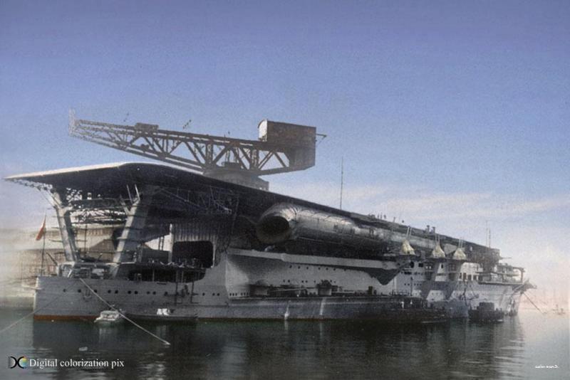 kaga 1928 

Kaga 1928-ban, mint repülőgép hordozó. Eredetileg 3 szintes fedélzettel épült, akárcsak az Akagi. Feltűnő a mindkét oldalt vezetett hatalmas kémény.