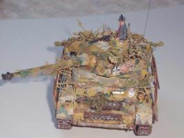 A kezdeti"lépések"...(Első "igényesebben" megalkotott makett..)

1:35-ös Academy makett,Pz.IV/H.
Csak dobozból és ecsettel festve..