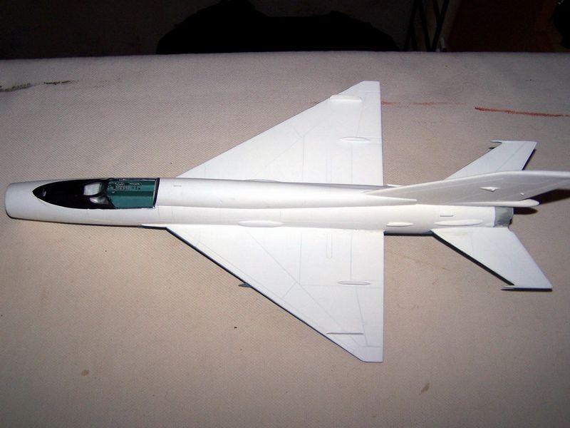 Revell Mig-21MF 030

Felülnézetből. A szélvédő alatti rész még üres, de az üveg illesztésének pocséksága miatt kénytelen voltam előbb azt feltenni. Sebaj, majd csipesszel...:) Ja, és a fúvócső sincs még készen