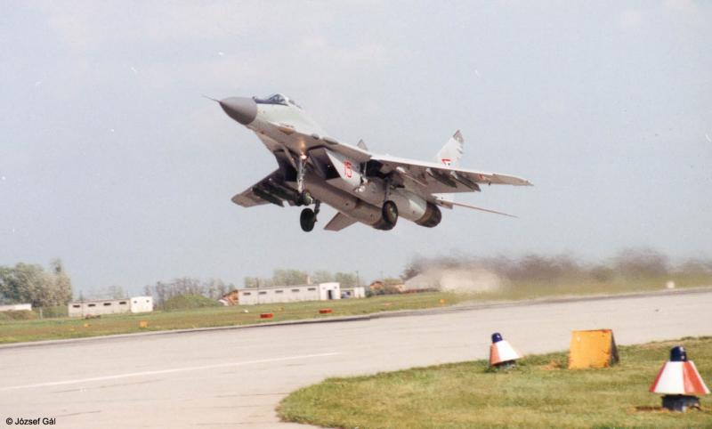 10.  MiG_29_LHKE98_LK001