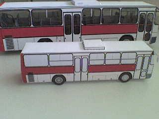a busz készen

Mellette a kicsi,belső tér nélküli "demo"