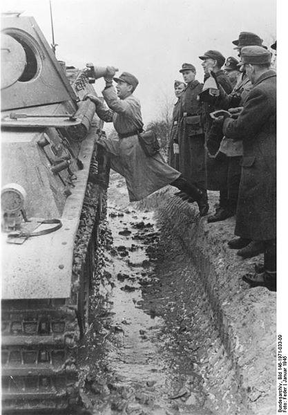 417px-Bundesarchiv_Bild_146-1971-033-09%2C_Volkssturm-Ausbildung_mit_Panzer_V_%28Panther%29