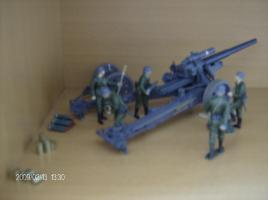 German sFH 18 Howitzer w/Limber

A második világháborúban a 150 mm-es nehéz ágyútarack 18-as modellje (15 cm schwere Feldhaubitze 18, vagy sFH 18), vagy ahogy akkoriban nevezték, az „Örökzöld” alkotta a német tüzérség gerincét, növelve a kisebb, de nagyobb számban alkalmazott 105 mm-es könnyű ágyútarack (10.5 cm leichte Feldhaubitze 18, azaz leFH 18) tűzerejét. Egy első világháborús üteg (a 15 cm sFH 13-as) késztette a tervezőket a fejlesztésre, mivel az a technika addigra elavult a hadszíntér többi hasonló kaliberű fegyveréhez képest.

A makettet a Dragon dobta piacra a konkrétan hozzá illő személyzettel együtt, amit külön kell megvenni...
Sajnos amatőr módon egy gyermek izgalmával álltam neki a megépítésének, így történt néhány apró malőr. De a festék olyn mint a ruha... mindnt eltakar... :)
Igyekeztem a dobozon látható kép beállítására, saját fantáziámra, meg egy volt tüzér kollégám javaslataira támaszkodva állítottam be a jelenetet. Persze még nincs kész, készül a terep, amibe belekerül...