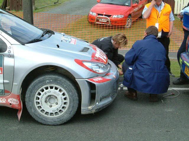 WRC_2002_day2_gronholm_inspection_03