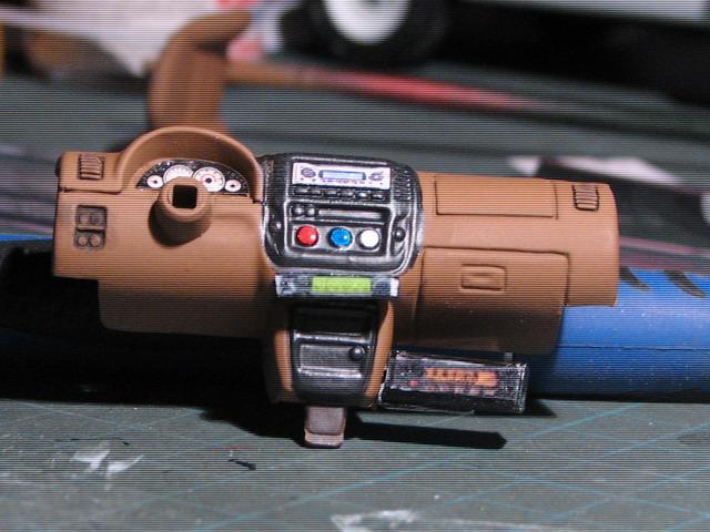 Ford Escape9

az új színre fújt műszerfal (az egész beltér ilyen színű). beletettem egy CB rádiót, és egy URH rádiót is. 