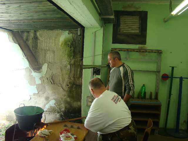 DSC04216

A bográcsot nem lehet lejjebb tenni.... hát tegyük a tüzet fejjebb