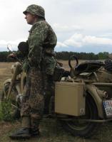 kradschüzte

tengelyhatalmi veteránjármű-talákozó, 2009. júliusa, Dunaharaszti.

a nadrág M44 erbsenmuster, az álcafelső és a sisakhuzat pedig M42 platanenmuster 3 / 4, tavaszi oldalára fordítva
a nyakamban lógó henger a gázálarc tartója / eredeti darab :) /, amit a motorkerákpáros lövészek nem a hátukon, hanem a nyakukba akasztva viseltek