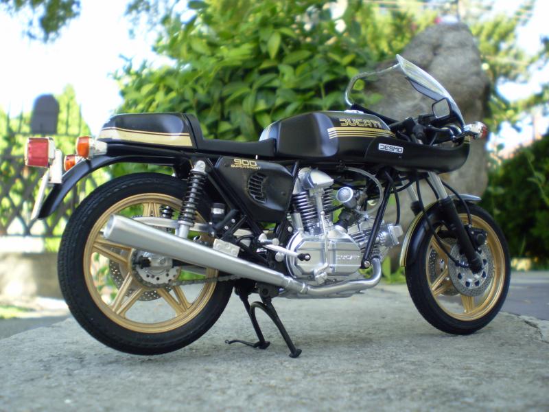 Ducati 900ss

Ajándékba készült; szánom bánom, hogy ilyen.