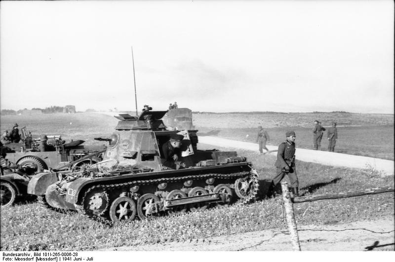 Bundesarchiv_Bild_101I-265-0006-28,_Russland,_Befehlspanzer_1_auf_Feld